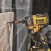 DCK223D2-B2-7.webp Taladro Percutor 1/2" + Atornillador de Impacto 1/4" 20V Brushless 2 Bat 2.0 Ah Dewalt DCK223D2-B2