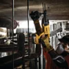 DCK260D1P1T-B2-11.webp Rotomartillo Sds-Plus 2.6J + Atornillador de Impacto 1/4" 20V + 2 Bat + Caja de Herramientas Dewalt DCK260D1P1T-B2