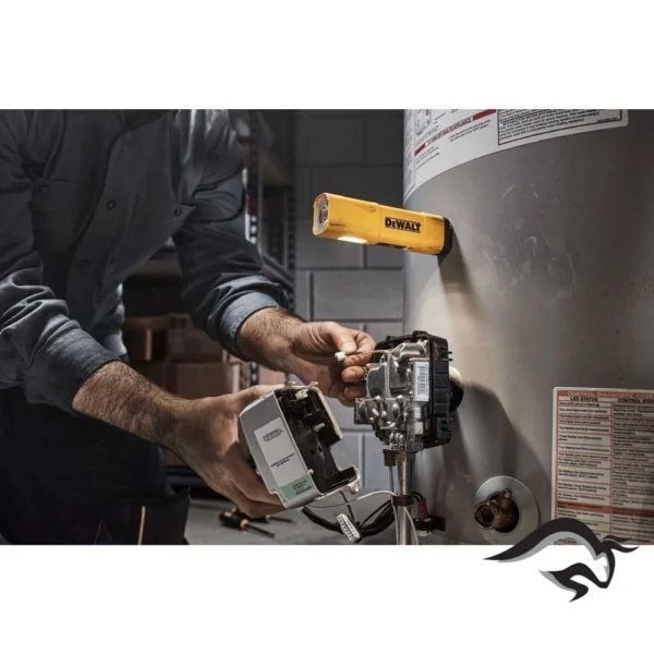 DCL183-4.webp Linterna led recargable por usb-c dewalt DCL183