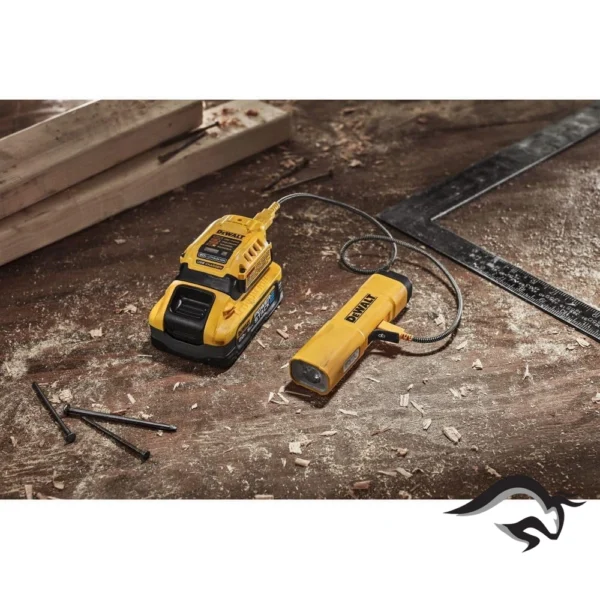DCL183-5.webp Linterna led recargable por usb-c dewalt DCL183