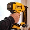 DCN680B-5.webp Clavadora 5/8" - 2 1/8" 20V Calibre 18 Xr Baretool Dewalt DCN680B