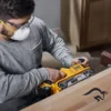 DCW220B-7.webp Lijadora de Banda 3" x 21" 20V Brushless Baretool Dewalt DCW220B
