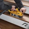 DCW220B-8.webp Lijadora de Banda 3" x 21" 20V Brushless Baretool Dewalt DCW220B