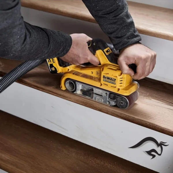 DCW220B-8.webp Lijadora de Banda 3" x 21" 20V Brushless Baretool Dewalt DCW220B