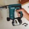 DST221RFE-3.webp Engrapadora 18V 10 mm (3/8") Cap. 98Clavos (incl. 2 baterias de 3 Ah + Cargador) Makita DST221RFE